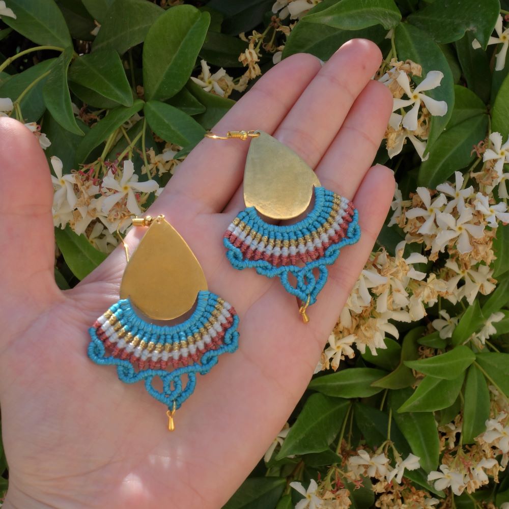 Brass Flow – Χειροποίητα μακραμε σκουλαρίκια με ορειχάλκινη σταγόνα - Image 2