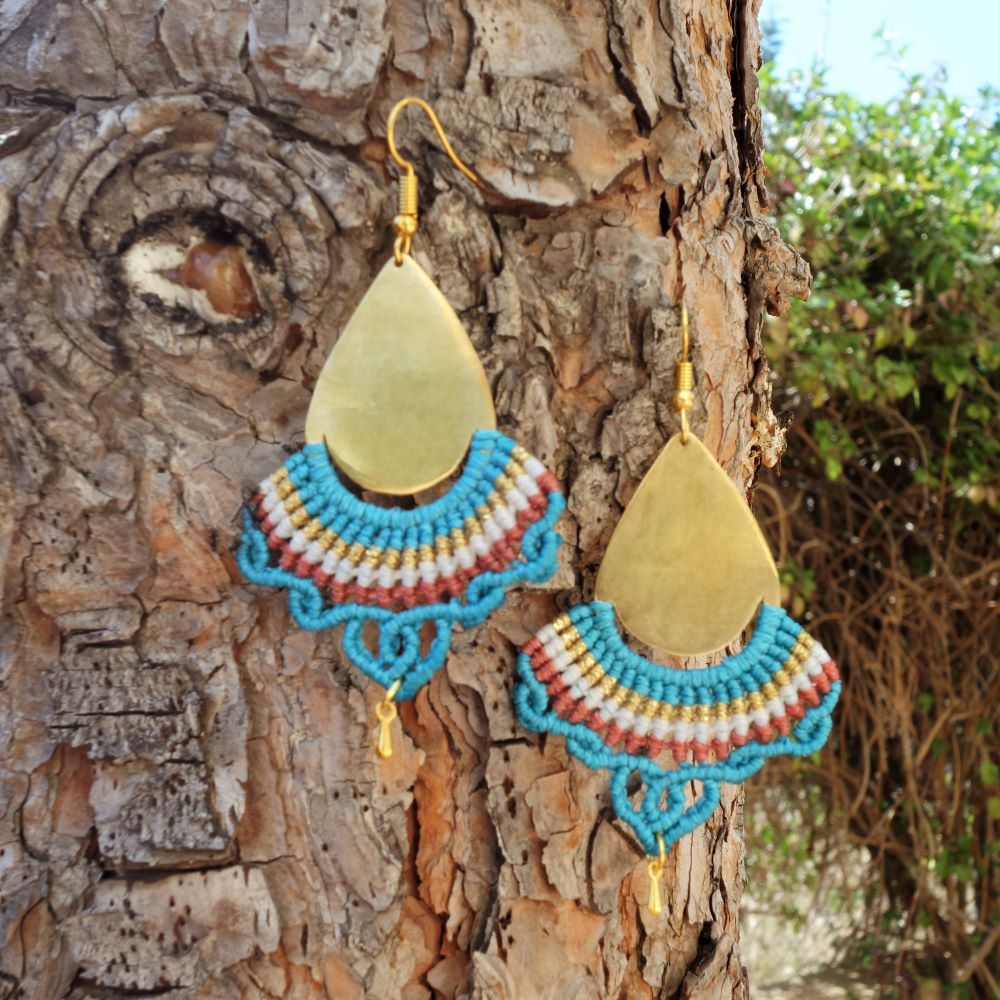 Χειροποίητα μακραμέ σκουλαρίκια Brass Flow με ορειχάλκινη σταγόνα και πολύχρωμη πλέξη
