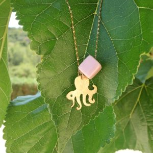 Χειροποίητο ορειχάλκινο κολιέ με χταπόδι και κεραμική χάντρα κύβο σε ατσάλινη αλυσίδα