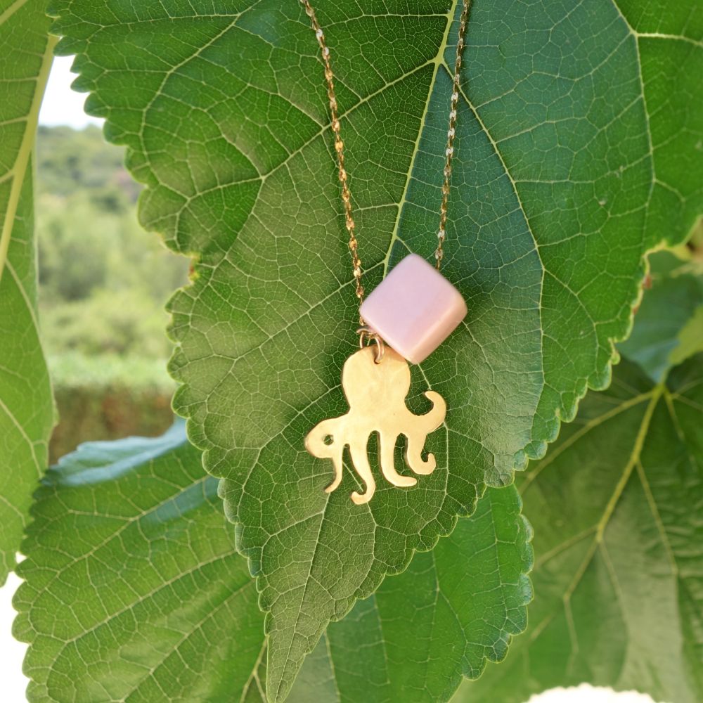 Χειροποίητο ορειχάλκινο κολιέ με χταπόδι και κεραμική χάντρα κύβο σε ατσάλινη αλυσίδα