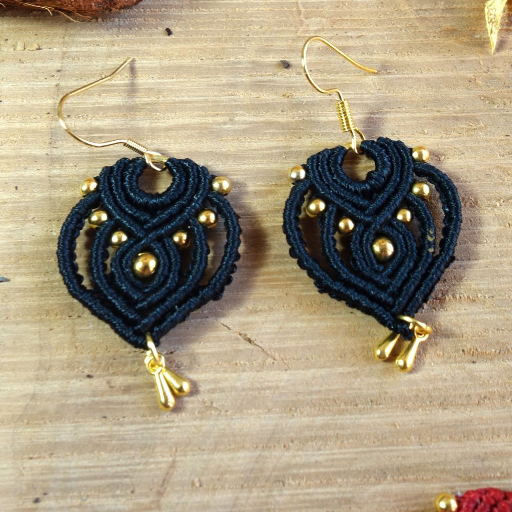 Forest Drop - Χειροποίητα μακραμε σκουλαρίκια σε πράσινο και μαύρο - Image 2