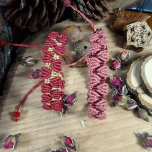 χειροποίητο μακραμέ βραχιόλι καρδιές σε κόκκινο χρυσό και σομόν μπορντό με αυξομείωση