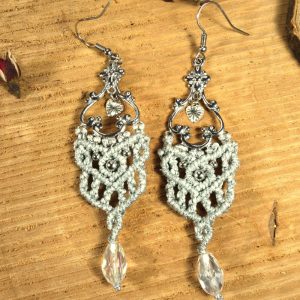 Χειροποίητα μακραμε σκουλαρίκια από ασημί κηροκλωστή με ατσάλινα γαντζάκια και διάφανο κρύσταλλο
