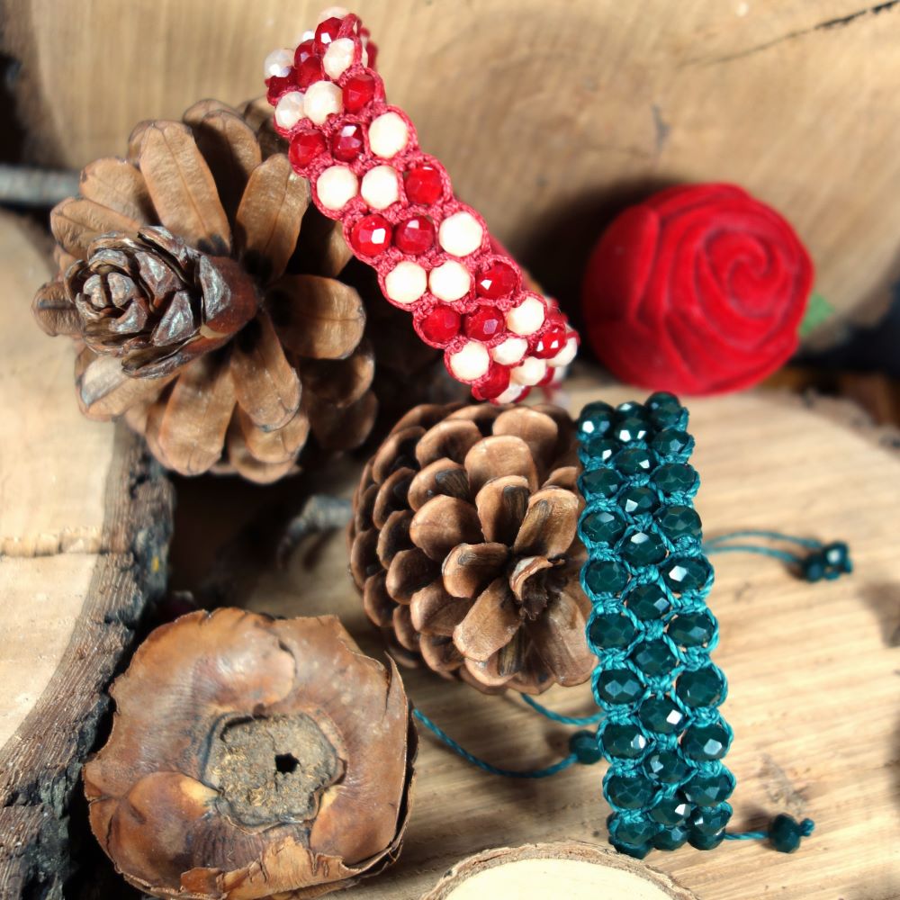 Χειροποίητα μακραμέ βραχιόλια με κρυσταλλάκια και αυξομείωση σε κόκκινο και πράσινο χρώμα