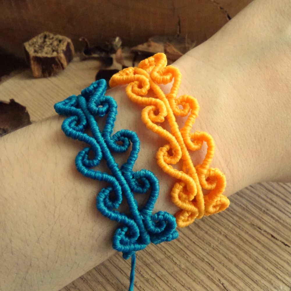 Χειροποίητο μακραμέ βραχιόλι με κυματιστό σχέδιο σε πορτοκαλί και μπλε χρώμα