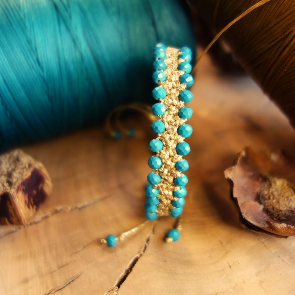 Χειροποίητο μακραμέ βραχιόλι με τιρκουάζ κρυστάλλινες χάντρες και χρυσό πλέξιμο, με αυξομειούμενο κούμπωμα