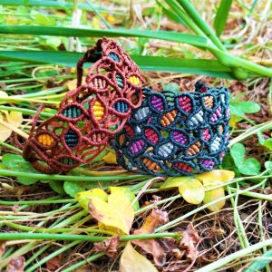 Δύο χειροποίητα μακραμέ βραχιόλια με γεωμετρική πλέξη σε πράσινες και καφέ αποχρώσεις, με κλείσιμο κουμπί και αυξομείωση