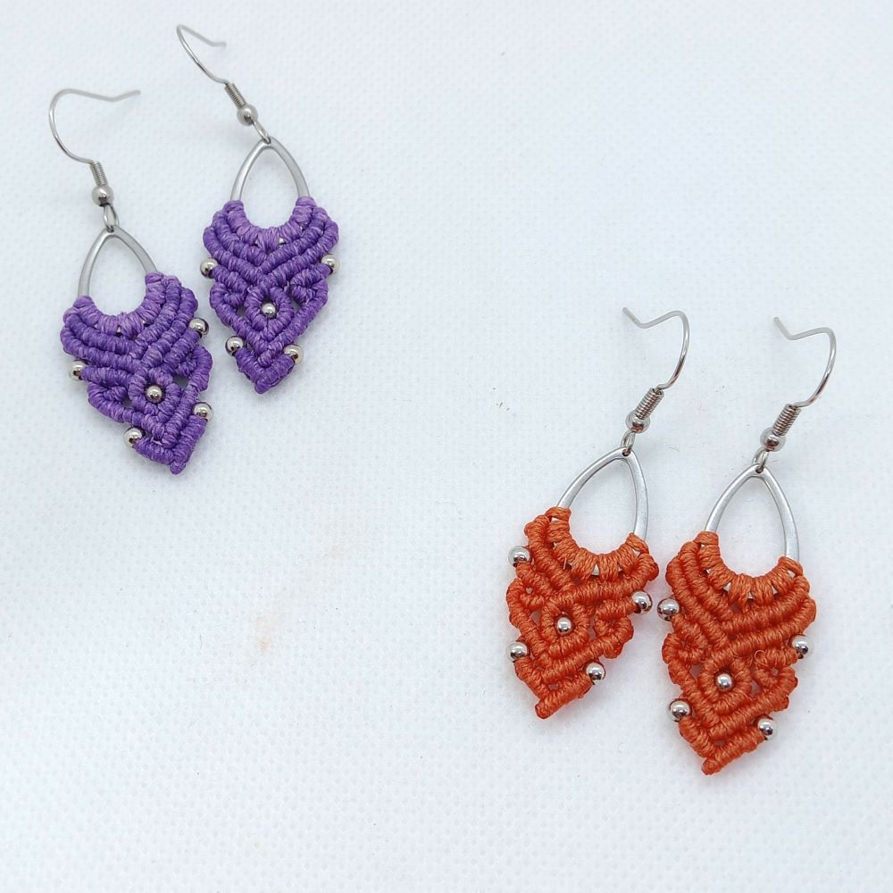 Petal Drop- Χειροποίητα μακραμε σκουλαρίκια σε μωβ και πορτοκαλί - Image 3