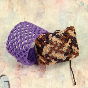 Μεγάλο χειροποίητο μακραμέ περικάρπιο με ανοιχτή γεωμετρική πλέξη σε καφέ γήινες αποχρώσεις και ανοιχτό μωβ