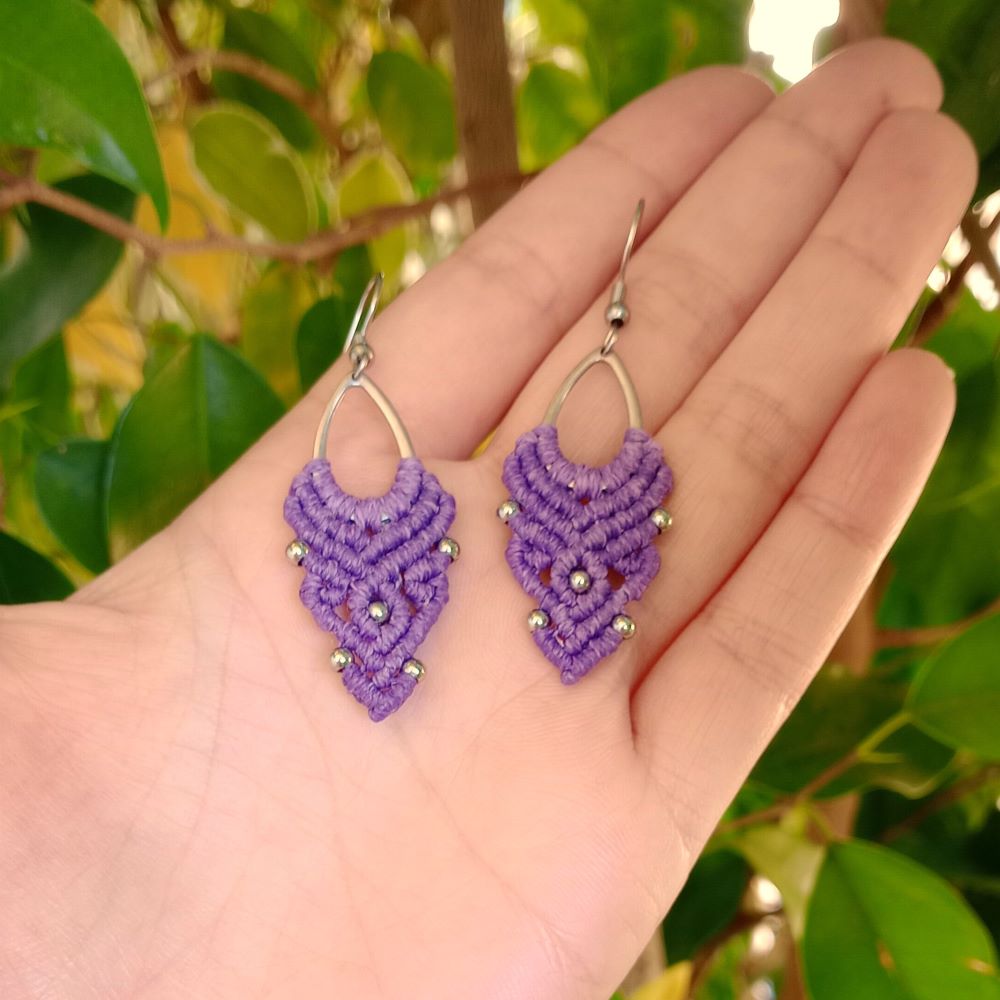 Petal Drop- Χειροποίητα μακραμε σκουλαρίκια σε μωβ και πορτοκαλί - Image 2