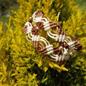 Χειροποίητο μακραμέ βραχιόλι σε καφέ και μπεζ αποχρώσεις με πλούσια πλέξη και κλείσιμο αυξομείωσης