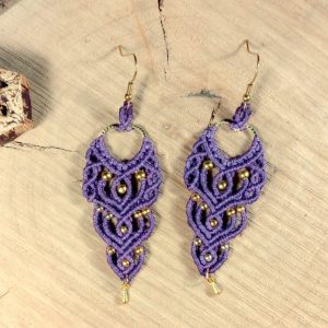 Χειροποίητα μακραμέ σκουλαρίκια Purple Weave σε μωβ χρώμα με πλεκτό σχέδιο