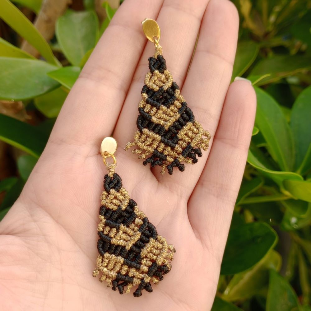 Golden Shadow – Χειροποίητα μακραμε σκουλαρίκια σε μαύρο και χρυσό - Image 2