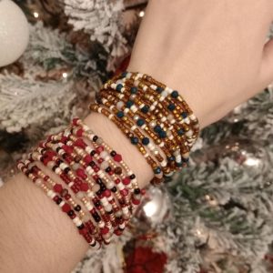Χειροποίητα πολύσειρα βραχιόλια με χάντρες και κρυστάλλινες λεπτομέρειες φορεμένα στον καρπό