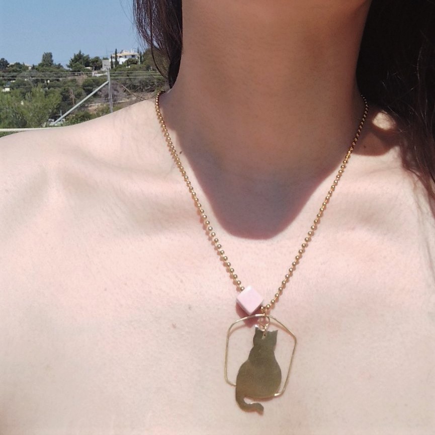 Pink Muse -Χειροποίητο κολιε γάτα από ορείχαλκο με κεραμική ροζ χάντρα - Image 2