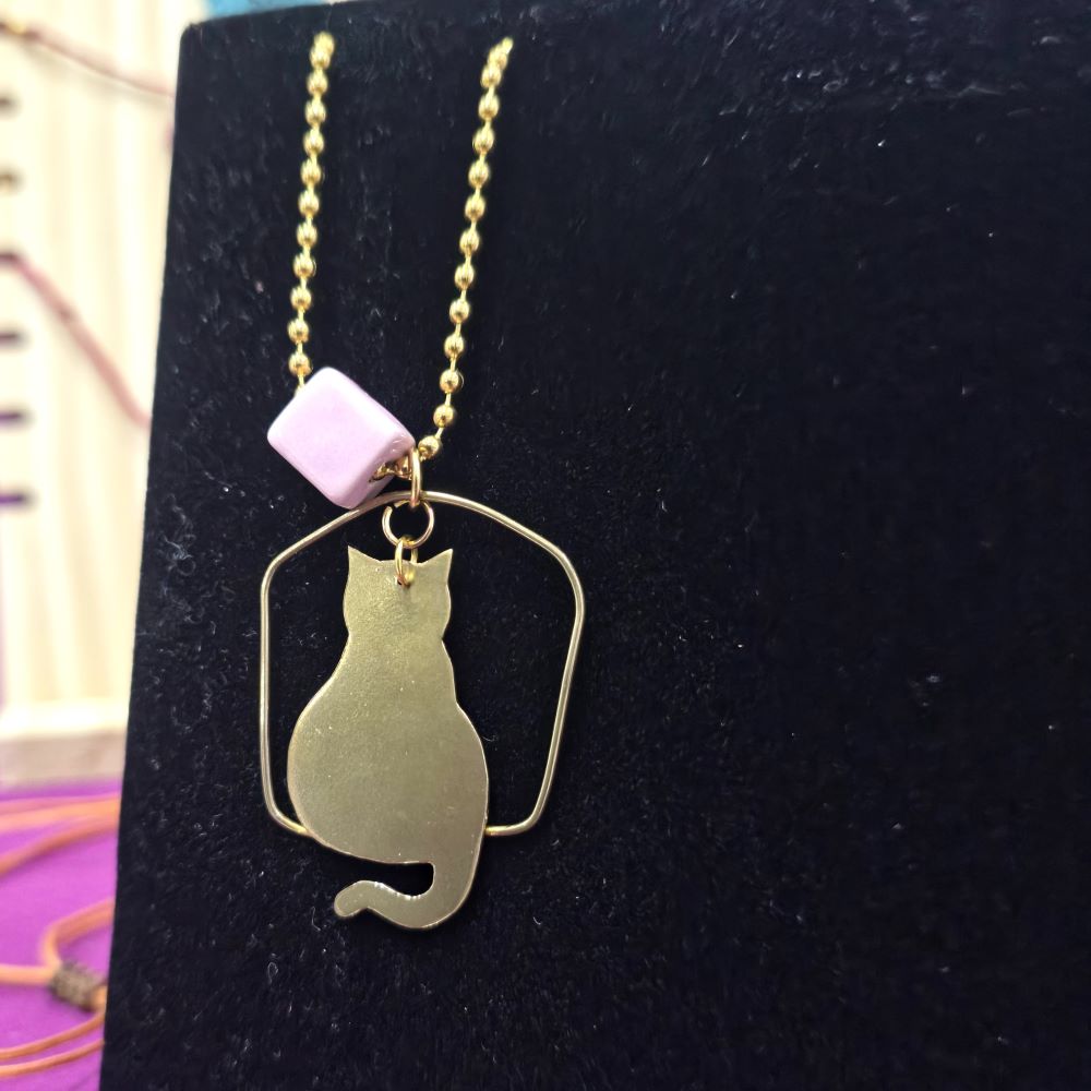 Pink Muse -Χειροποίητο κολιε γάτα από ορείχαλκο με κεραμική ροζ χάντρα - Image 3