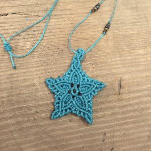 Χειροποίητο μακραμέ κολιέ αστέρι σε γαλάζιο χρώμα με ρυθμιζόμενο κλείσιμο