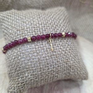 Χειροποίητο βραχιόλι με μπορντό ημιπολύτιμες χάντρες νεφρίτη και ατσάλινο κρεμαστό κλειδί