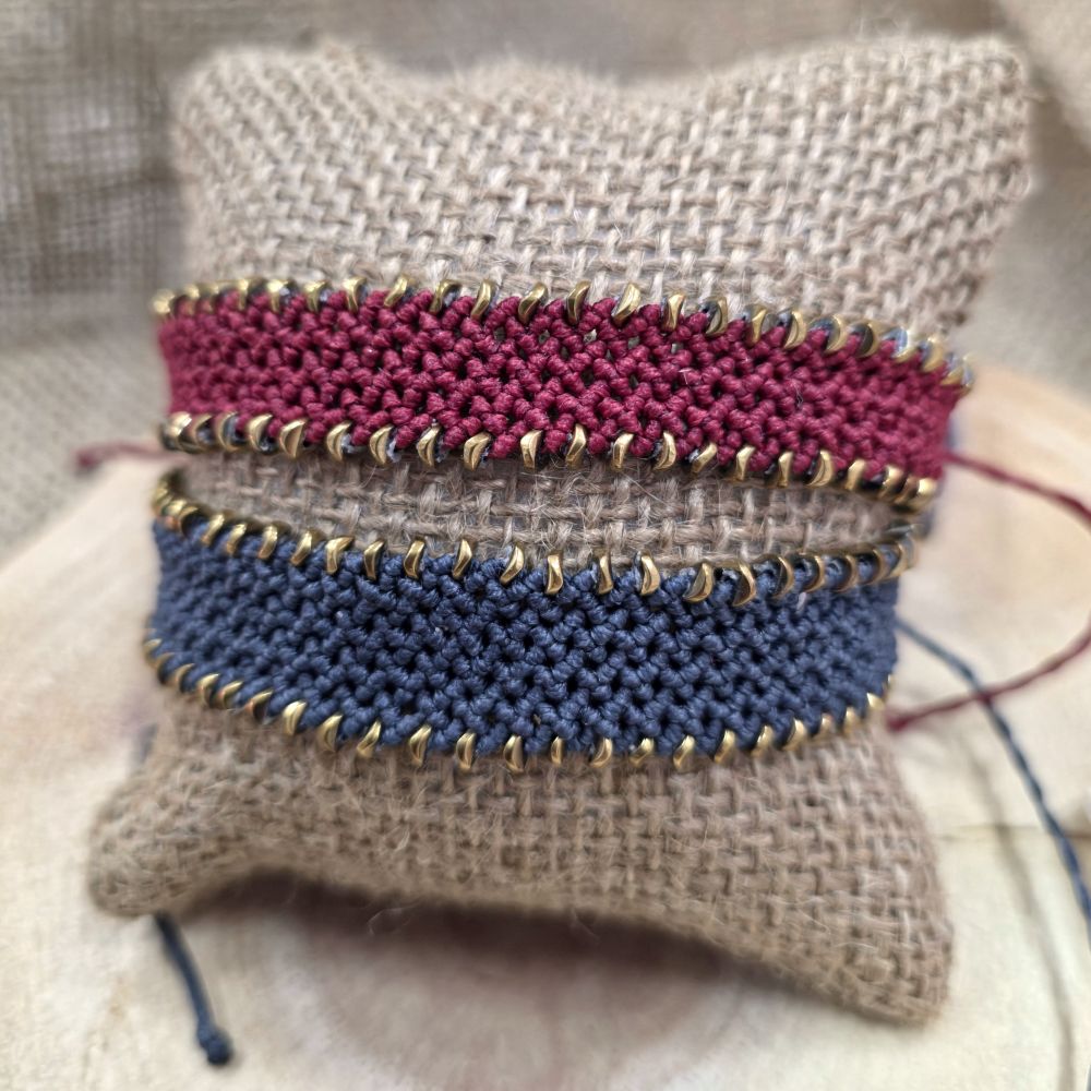 Χειροποίητα μακραμε βραχιόλια Bold Weave με αιματίτη σε μπορντό και μπλε γκρι