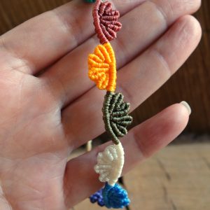 Χειροποίητο πολύχρωμο μακραμέ βραχιόλι Rainbow Rhythm με ανάγλυφο σχέδιο