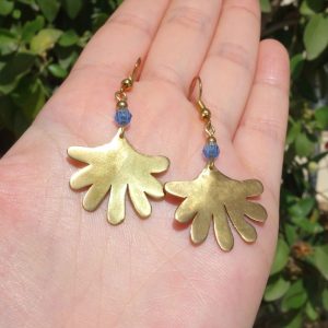 Χειροποίητα ορειχάλκινα σκουλαρίκια Golden Petal με μπλε κρυστάλλινη χάντρα