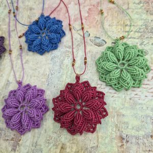 χειροποίητο μακραμέ κολιέ λουλούδι με κηροκλωστή και αυξομείωση