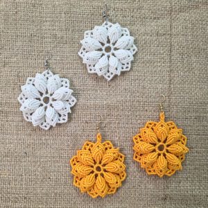 χειροποίητα μακραμέ σκουλαρίκια λουλούδι σε λευκό και κίτρινο με κηροκλωστή