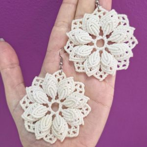 Bloom Drops Χειροποίητα μακραμε σκουλαρίκια λουλούδια - λευκό