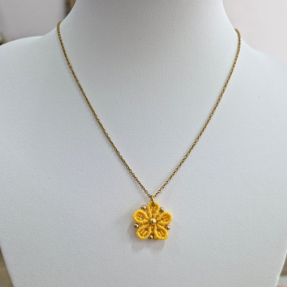 Golden Bloom Mini -Χειροποίητο μακραμέ κολιέ λουλούδι - Image 3