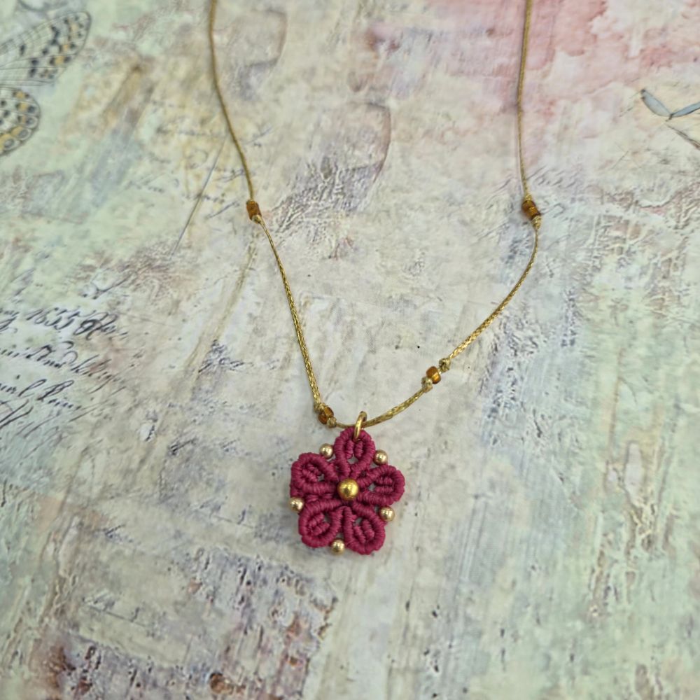 Golden Bloom Mini -Χειροποίητο μακραμέ κολιέ λουλούδι με μακραμέ κορδόνι - Image 2