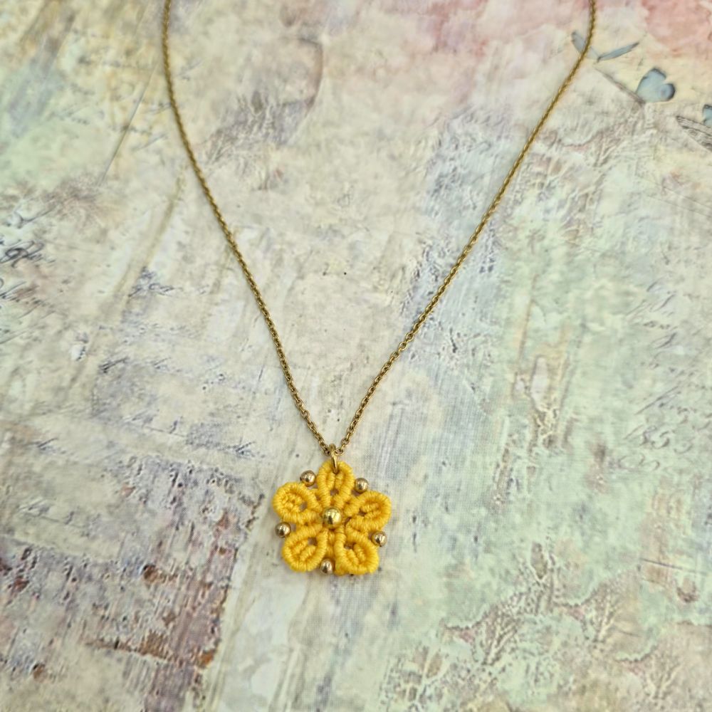 Golden Bloom Mini -Χειροποίητο μακραμέ κολιέ λουλούδι - Image 2