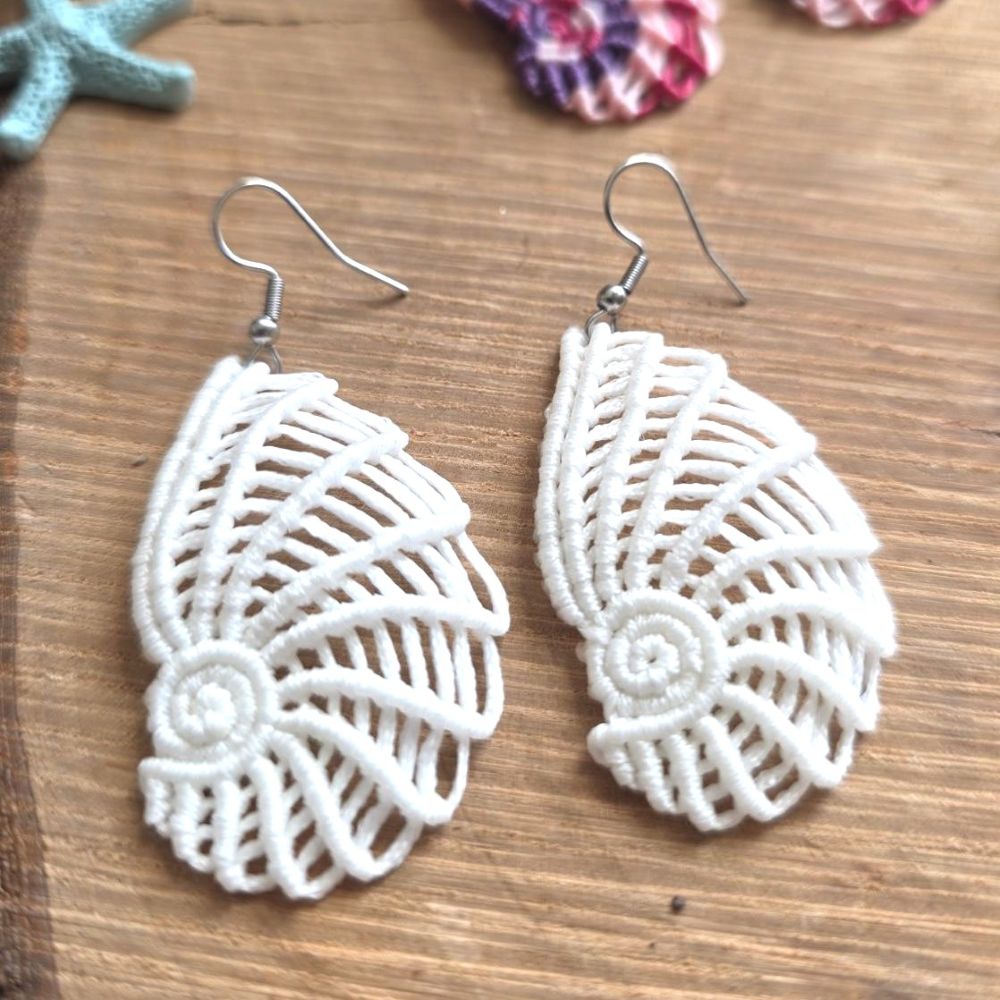 Ocean Shell Vibes - Χειροποίητα μακραμέ σκουλαρίκια κοχύλια σε τιρκουάζ, λευκό & πολύχρωμο - Image 3