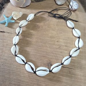 Χειροποίητο μακραμέ choker με φυσικά λευκά κοχύλια και μαύρη πλέξη.