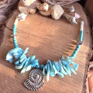 Azzurra Coral χειροποίητο κολιέ με γαλάζια κοράλλια, ημιπολύτιμες πέτρες και ατσάλινο στοιχείο