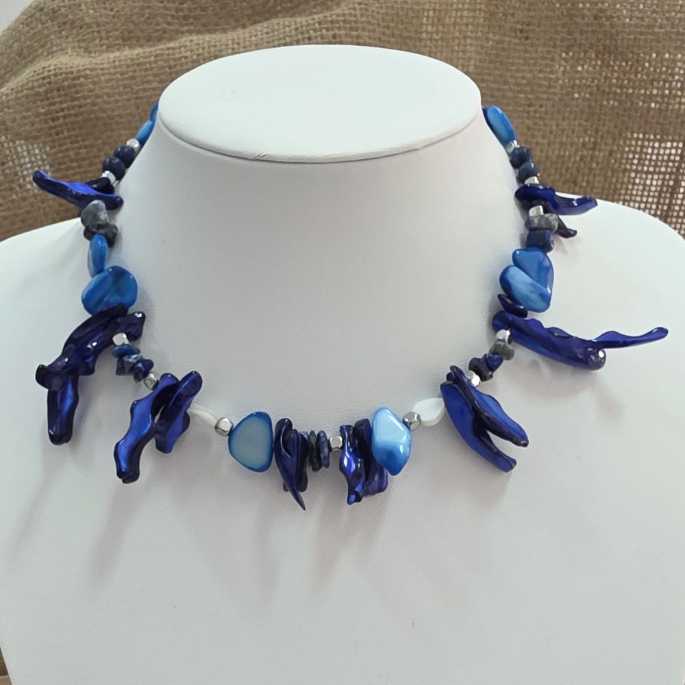 Deep Blue Reef χειροποίητο κολιέ με μπλε κοχύλια, lapis lazuli, αιματίτη και ατσάλινο κούμπωμα