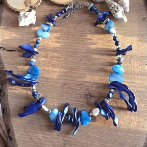 Deep Blue Reef χειροποίητο κολιέ με μπλε κοχύλια, lapis lazuli, αιματίτη και ατσάλινο κούμπωμα