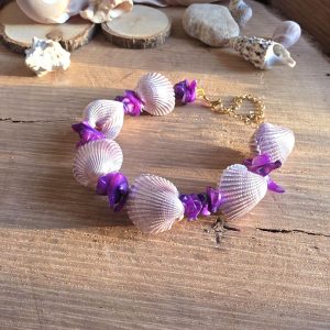 Purple Tides χειροποίητο βραχιόλι με περλέ κοχύλια και μωβ στοιχεία