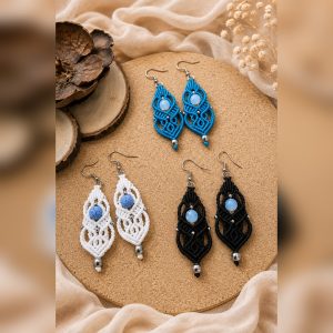 Silver Moon χειροποίητα μακραμέ σκουλαρίκια με ημιπολύτιμες πέτρες και ασημί λεπτομέρειες σε μπλε λευκό και μαύρο